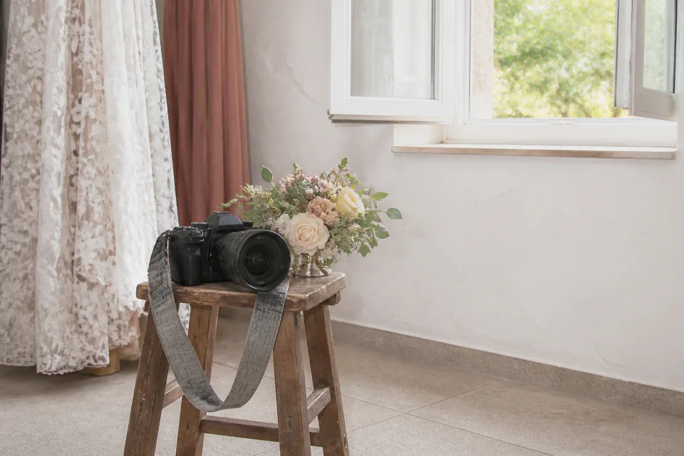 Appareil photo et accessoires de reportage de mariage — illustration générée par IA