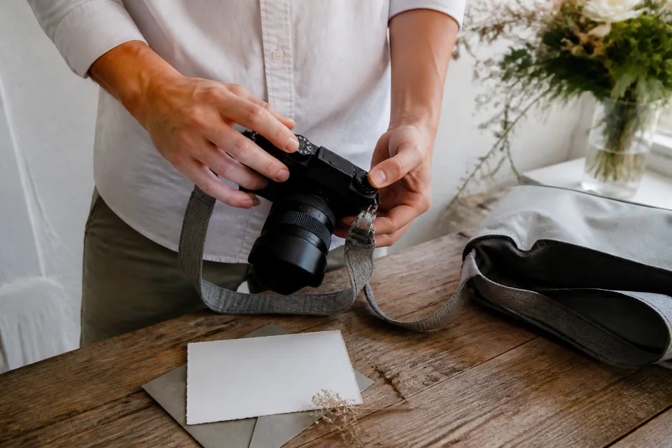 Appareil photo et accessoires de reportage de mariage — illustration générée par IA