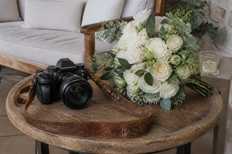 Appareil photo et accessoires de reportage de mariage — illustration générée par IA