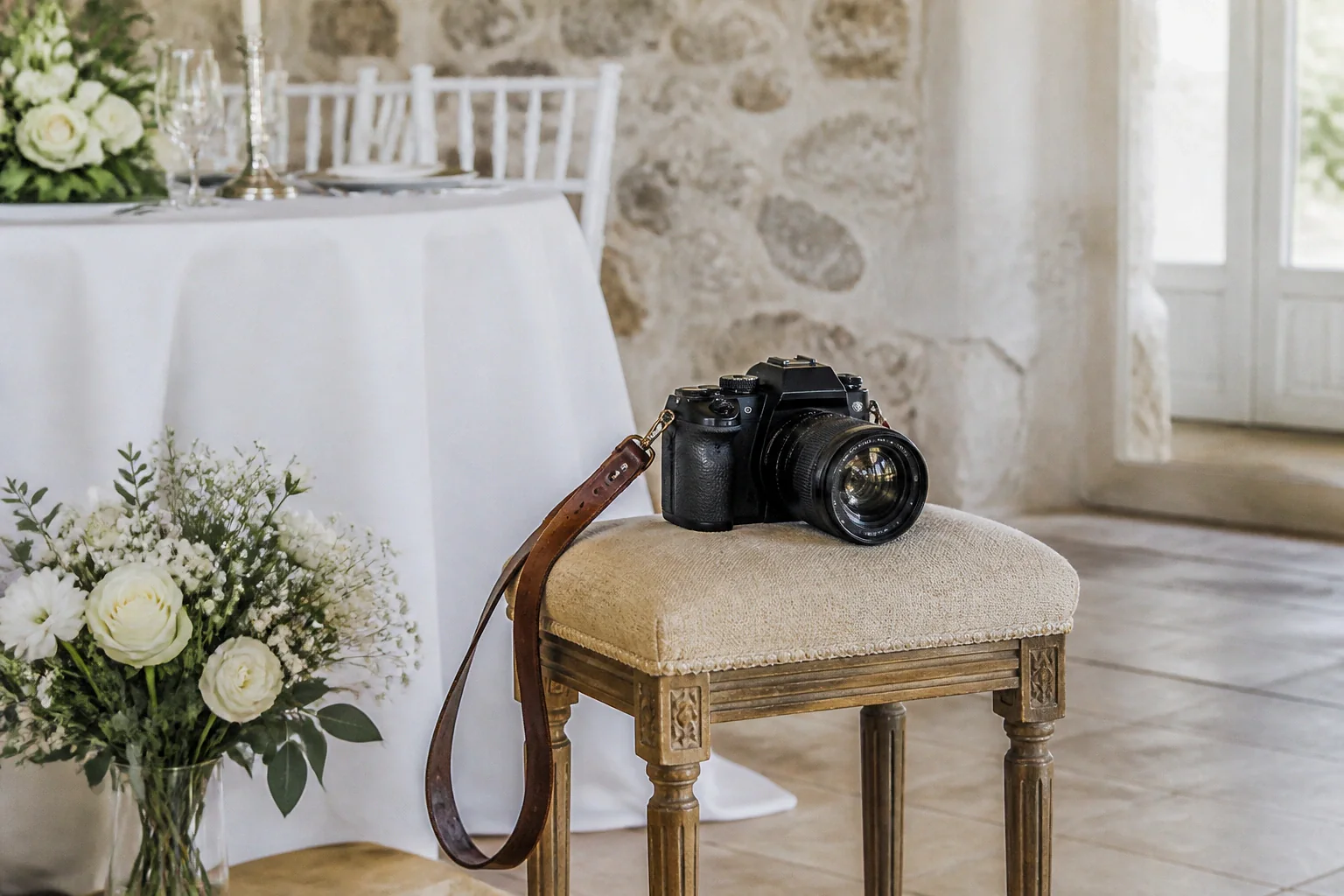 Appareil photo et accessoires de reportage de mariage — illustration générée par IA