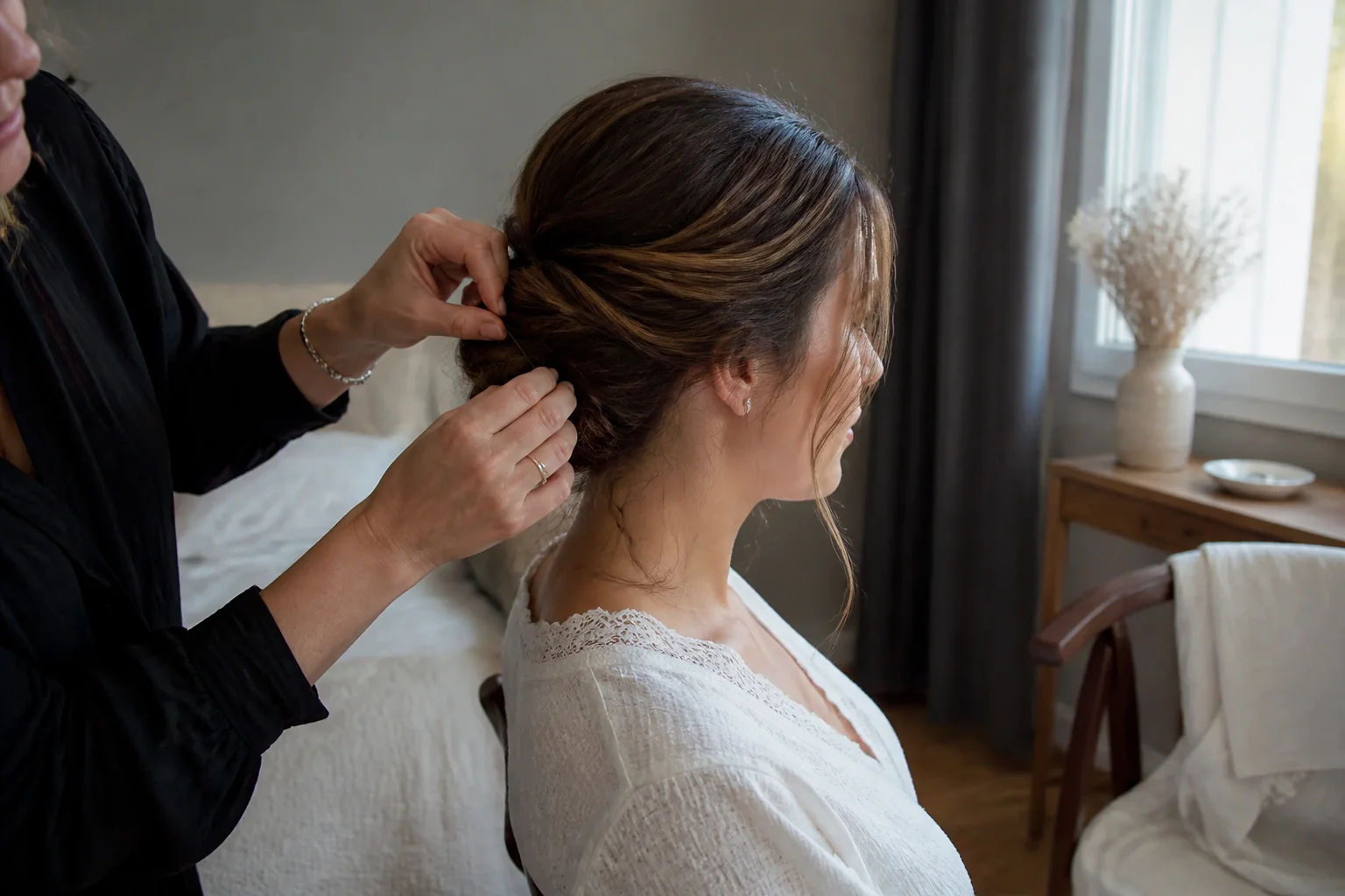 Coiffure de cérémonie vue pendant la préparation — illustration générée par IA