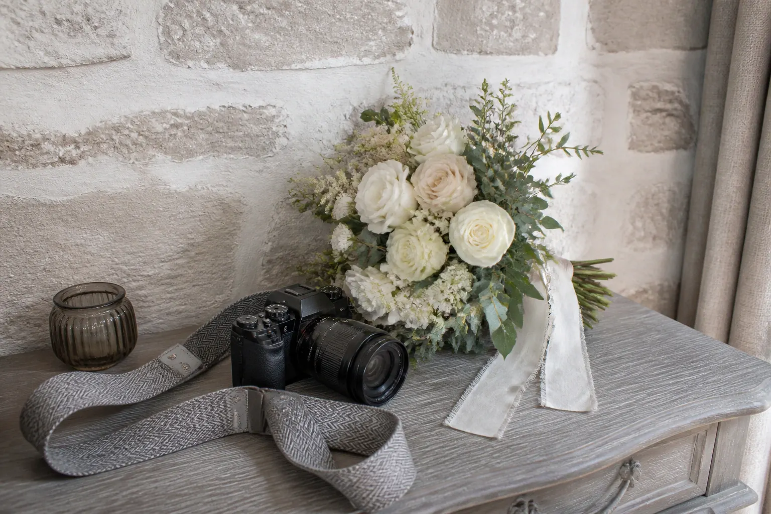 Appareil photo et accessoires de reportage de mariage — illustration générée par IA