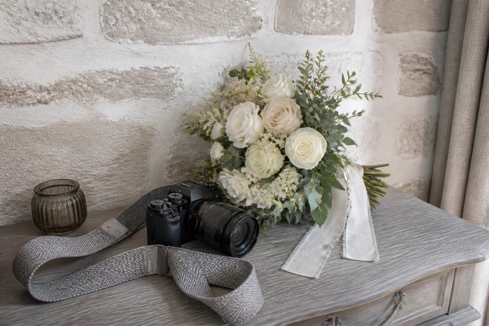 Appareil photo et accessoires de reportage de mariage — illustration générée par IA