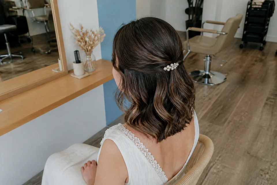 Coiffure de cérémonie vue pendant la préparation — illustration générée par IA