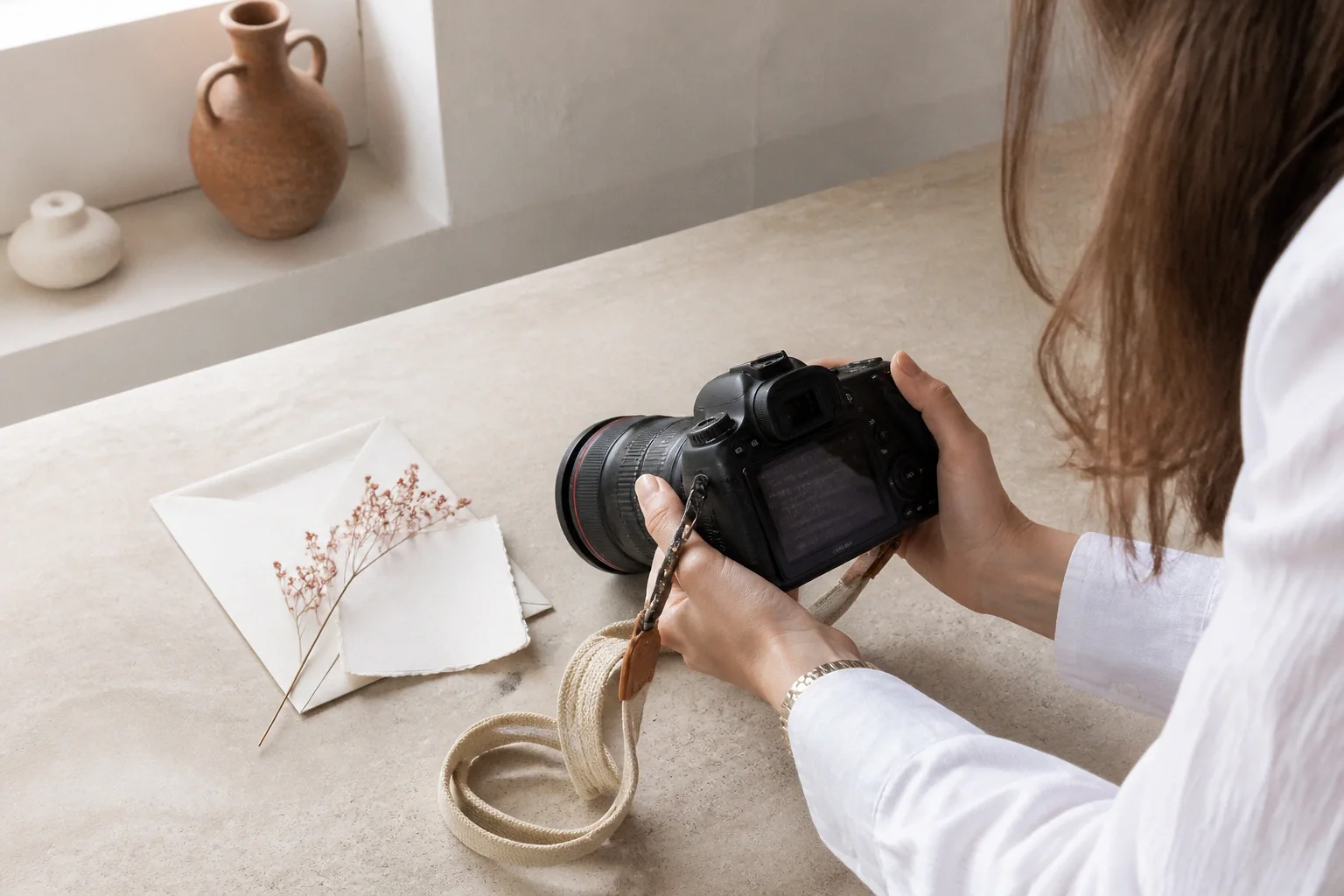 Appareil photo et accessoires de reportage de mariage — illustration générée par IA