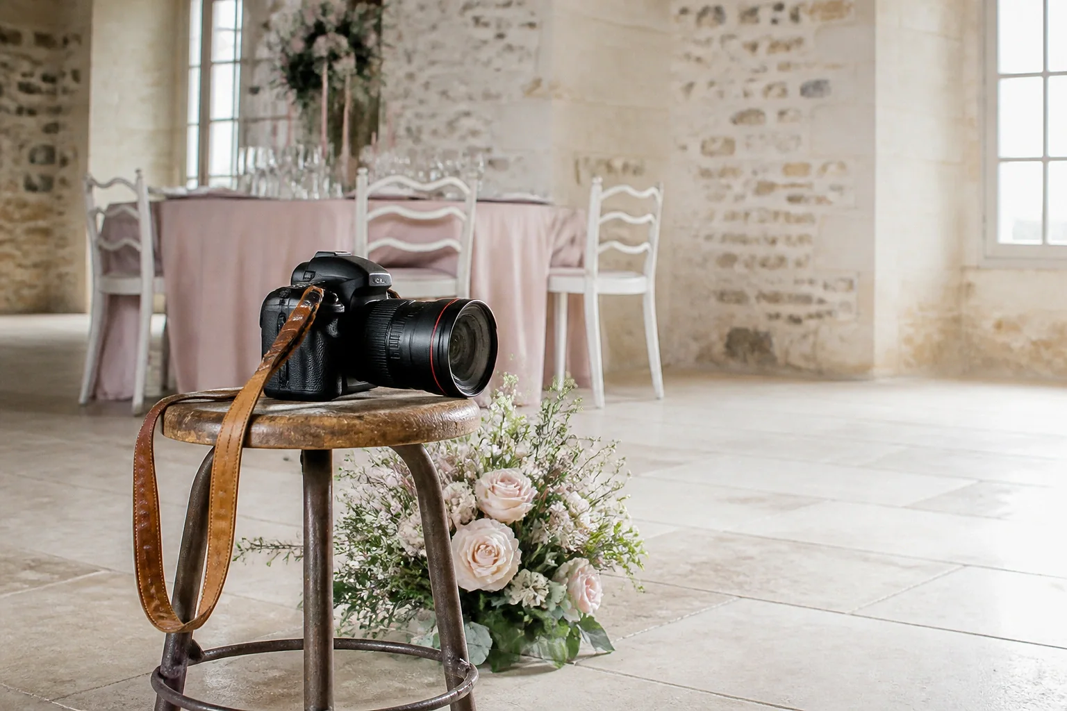 Appareil photo et accessoires de reportage de mariage — illustration générée par IA