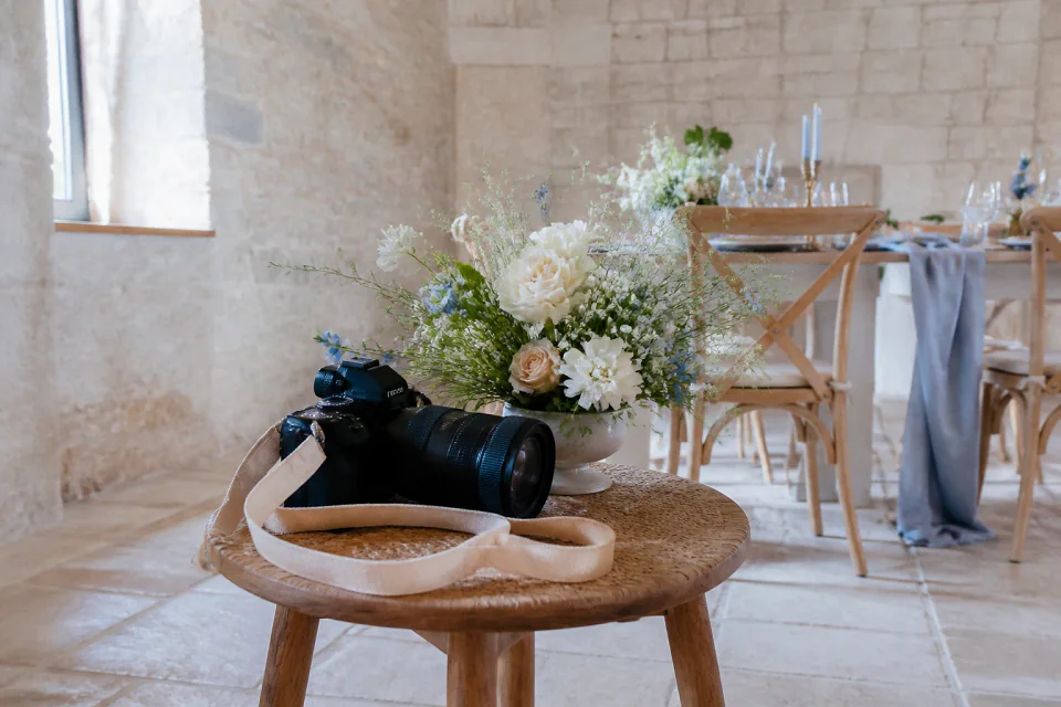 Appareil photo et accessoires de reportage de mariage — illustration générée par IA