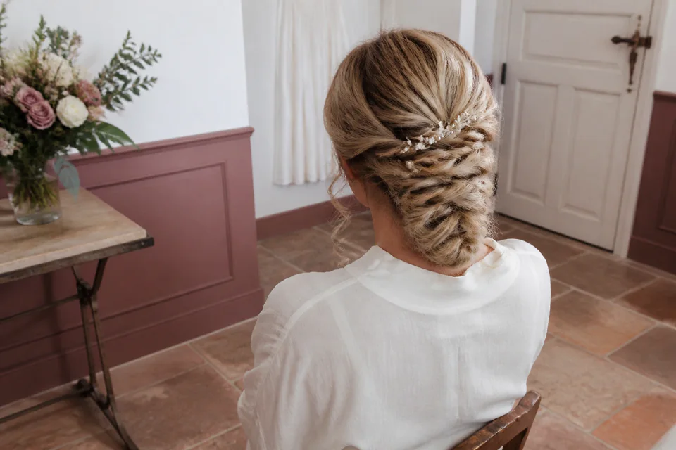 Coiffure de cérémonie vue pendant la préparation — illustration générée par IA