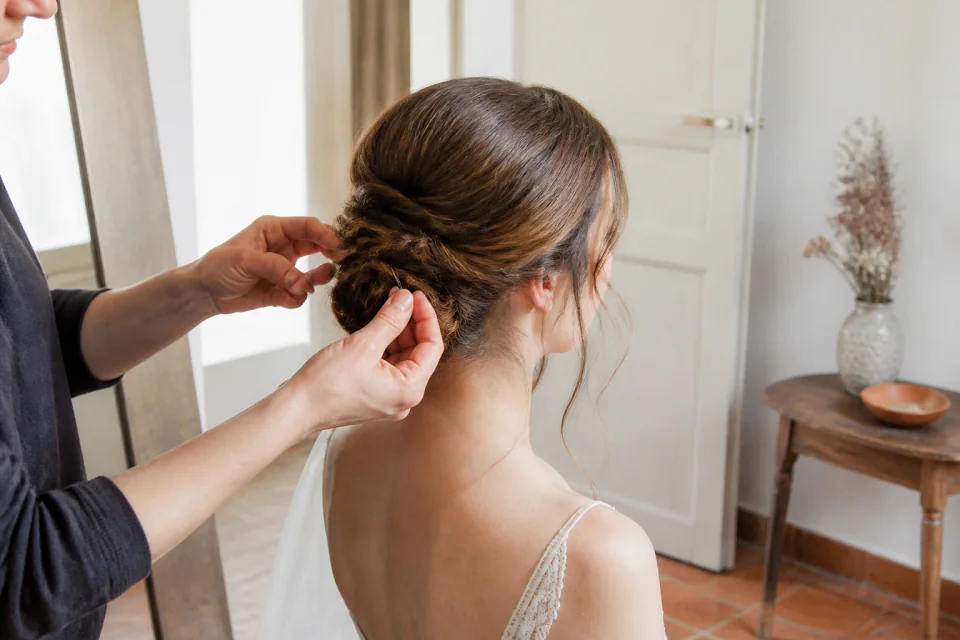 Coiffure de cérémonie vue pendant la préparation — illustration générée par IA