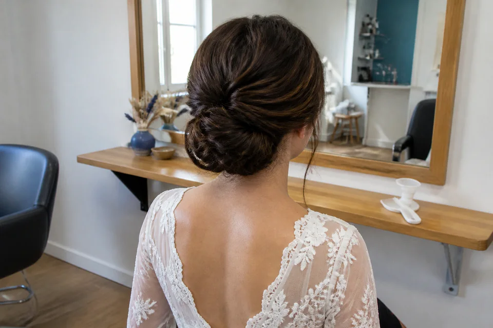 Coiffure de cérémonie vue pendant la préparation — illustration générée par IA