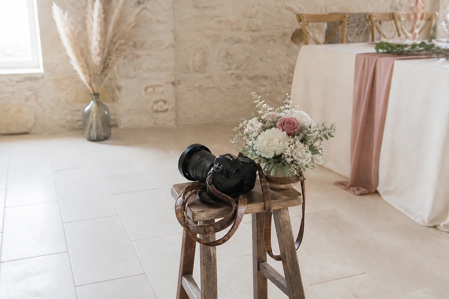 Appareil photo et accessoires de reportage de mariage — illustration générée par IA