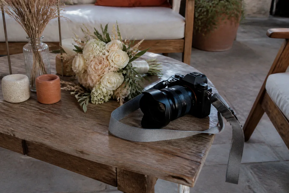 Appareil photo et accessoires de reportage de mariage — illustration générée par IA