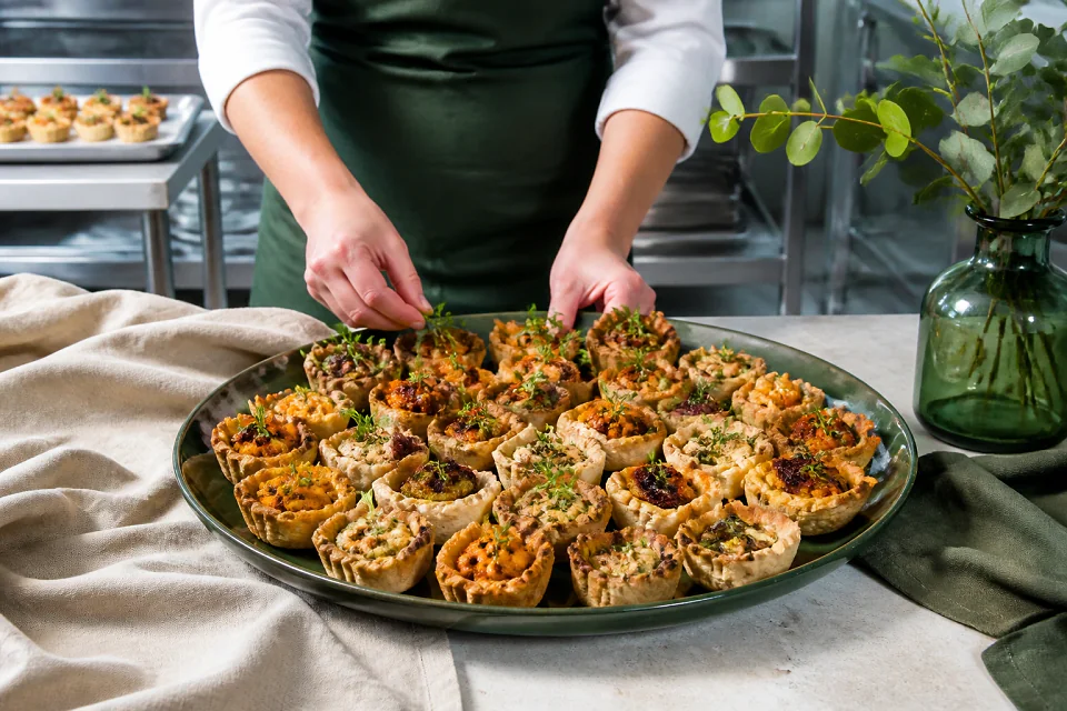 Préparations salées pour un cocktail de mariage — illustration générée par IA