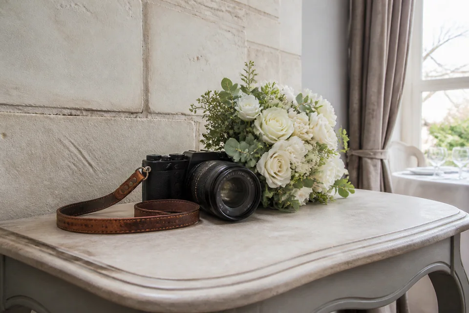 Appareil photo et accessoires de reportage de mariage — illustration générée par IA