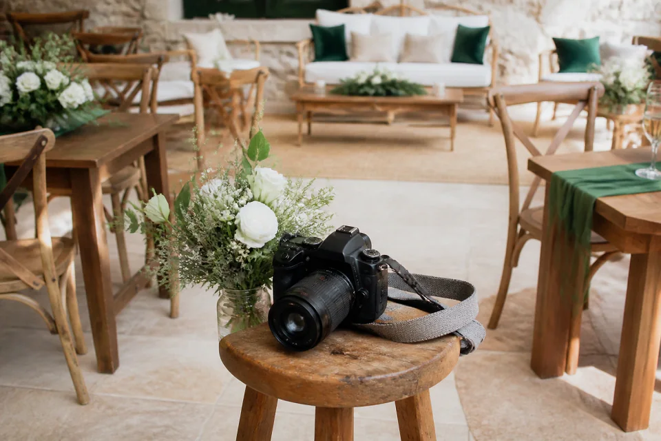 Appareil photo et accessoires de reportage de mariage — illustration générée par IA