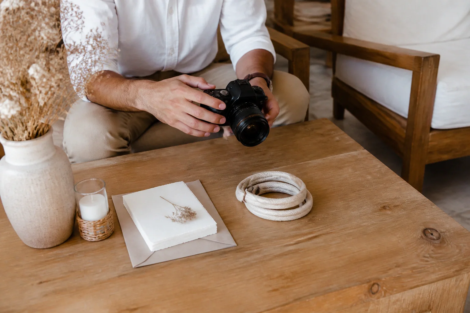 Appareil photo et accessoires de reportage de mariage — illustration générée par IA