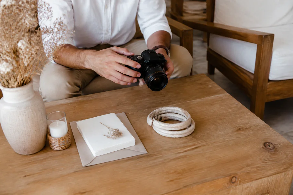Appareil photo et accessoires de reportage de mariage — illustration générée par IA