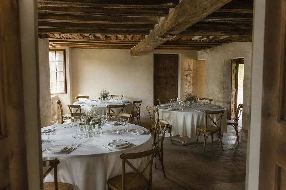 Salle de réception avec tables dressées pour un mariage — illustration générée par IA