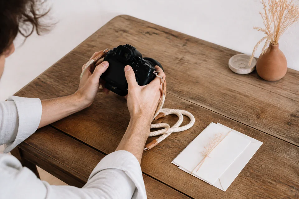 Appareil photo et accessoires de reportage de mariage — illustration générée par IA