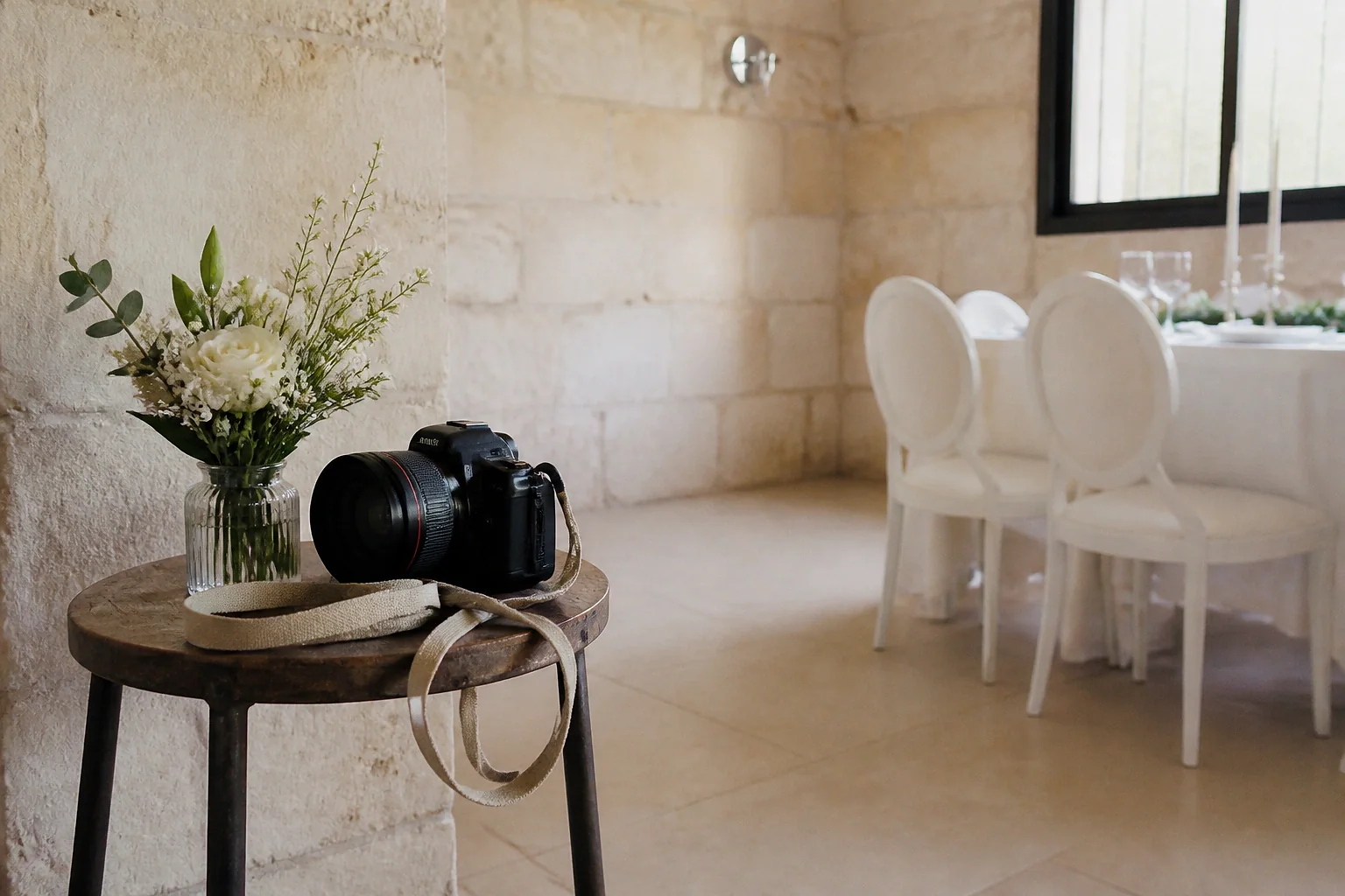 Appareil photo et accessoires de reportage de mariage — illustration générée par IA