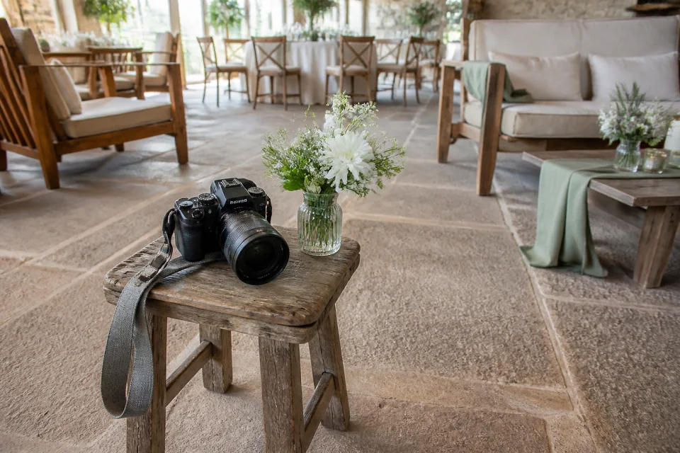 Appareil photo et accessoires de reportage de mariage — illustration générée par IA