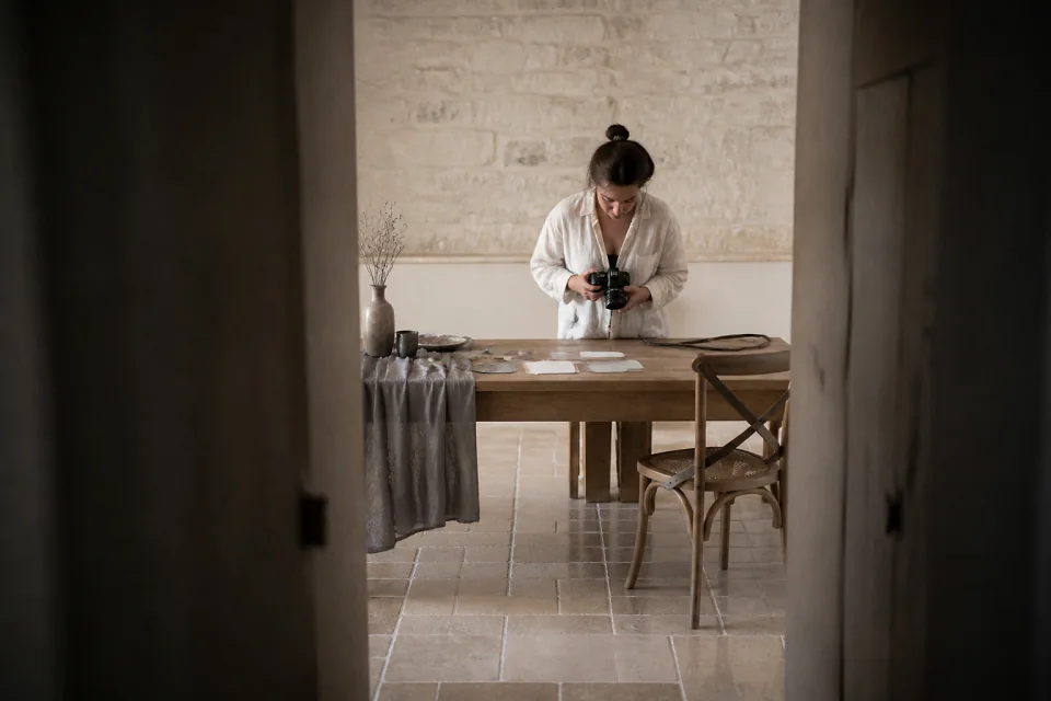 Appareil photo et accessoires de reportage de mariage — illustration générée par IA