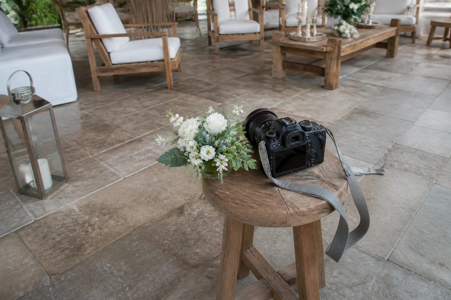Appareil photo et accessoires de reportage de mariage — illustration générée par IA