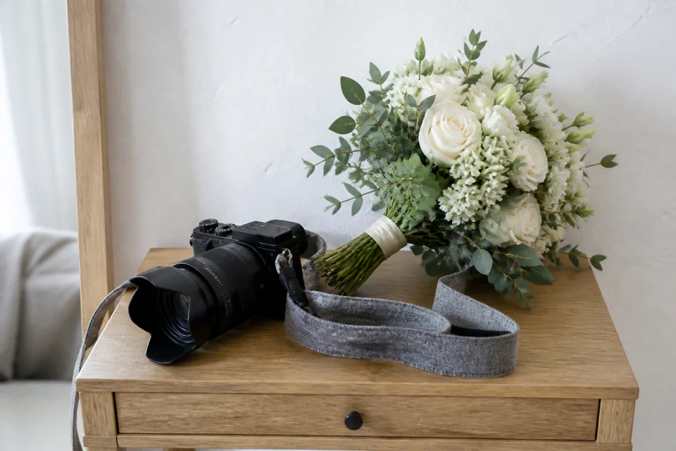 Appareil photo et accessoires de reportage de mariage — illustration générée par IA