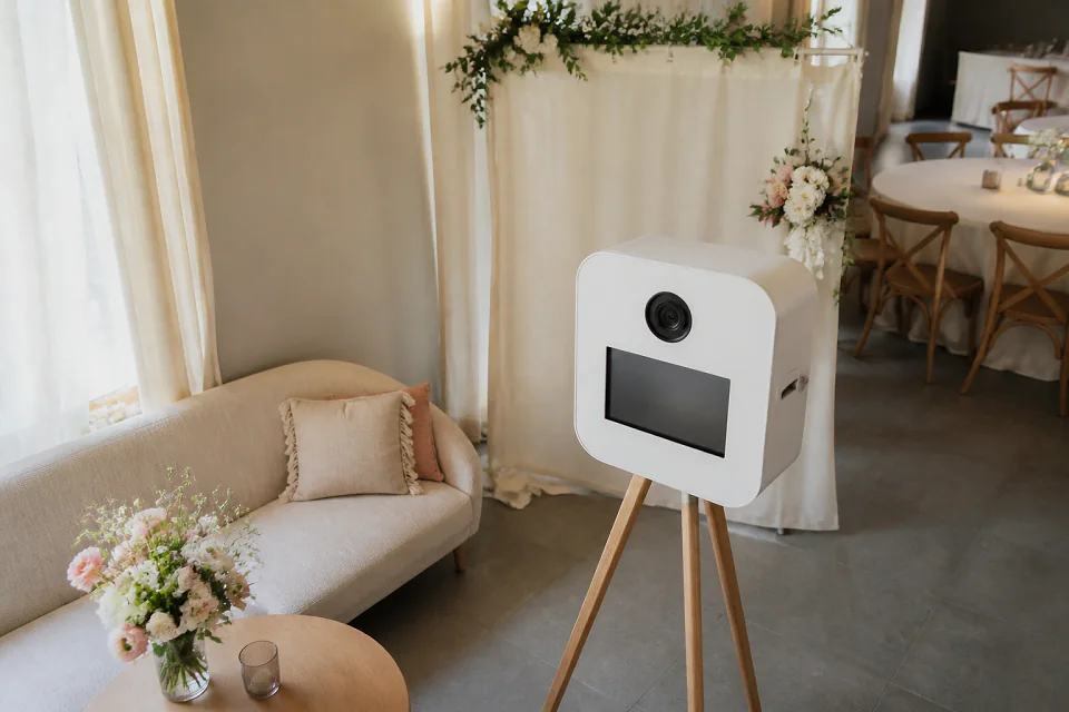 Borne photo installée pour une réception de mariage — illustration générée par IA