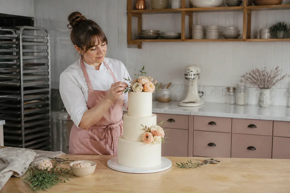 Gâteau de mariage préparé dans un atelier — illustration générée par IA