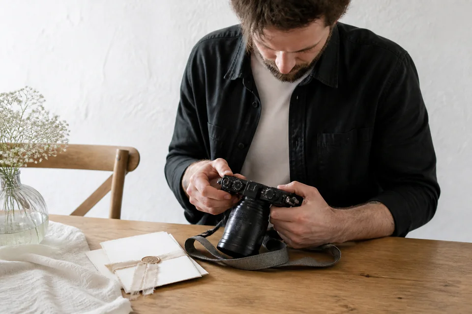 Appareil photo et accessoires de reportage de mariage — illustration générée par IA