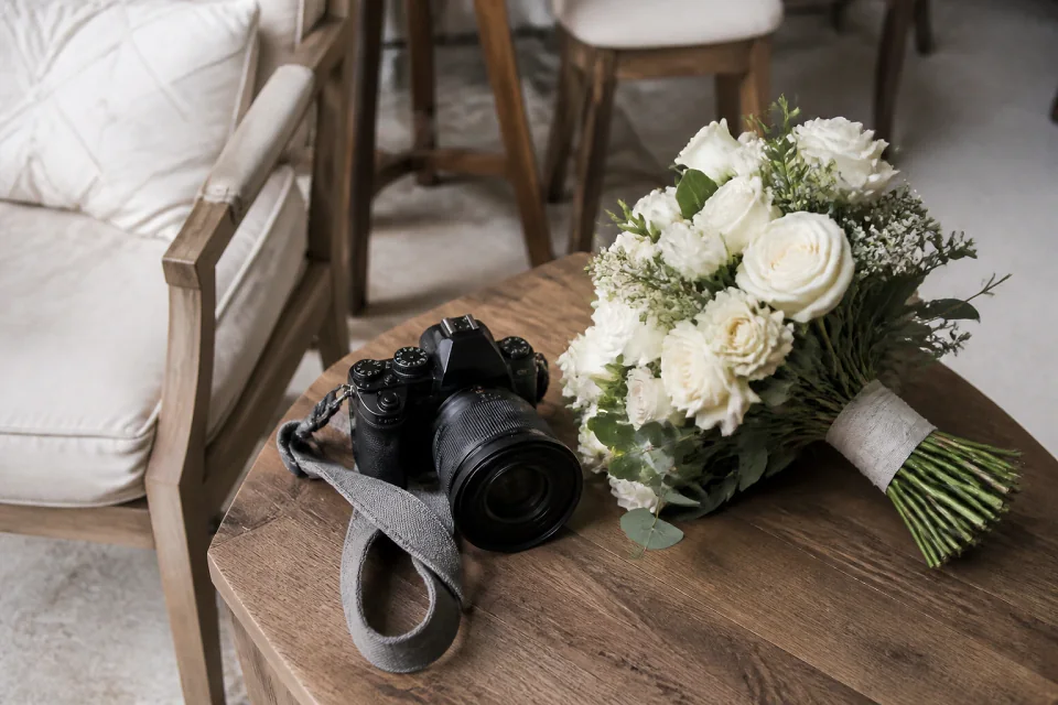 Appareil photo et accessoires de reportage de mariage — illustration générée par IA