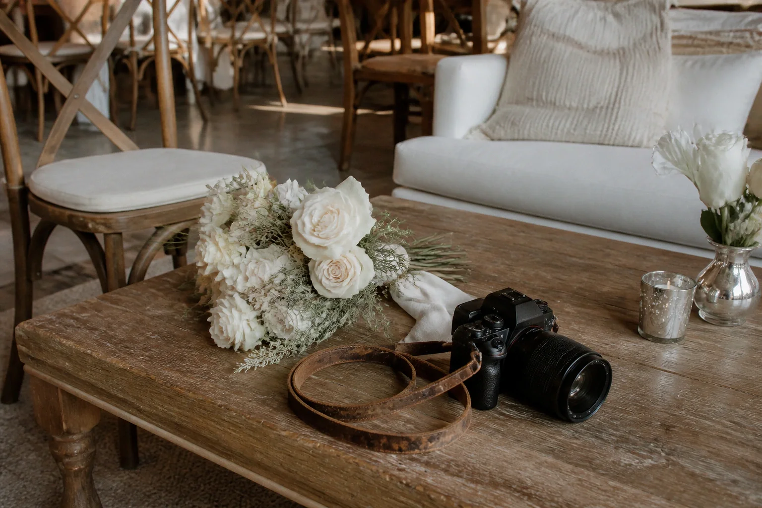 Appareil photo et accessoires de reportage de mariage — illustration générée par IA