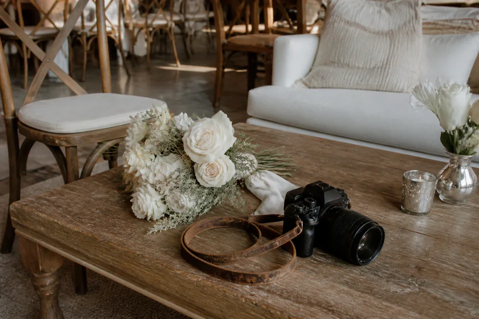 Appareil photo et accessoires de reportage de mariage — illustration générée par IA