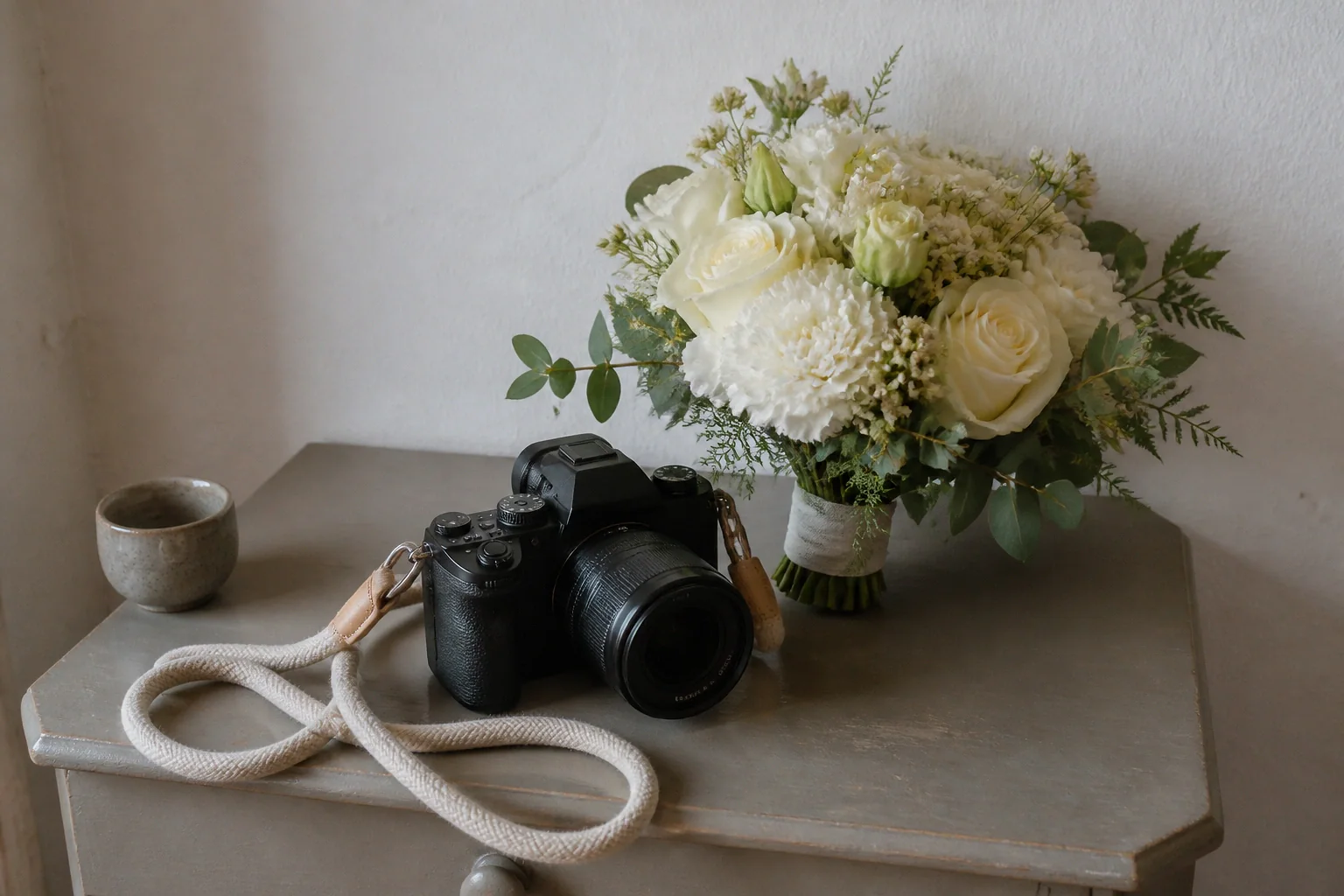 Appareil photo et accessoires de reportage de mariage — illustration générée par IA