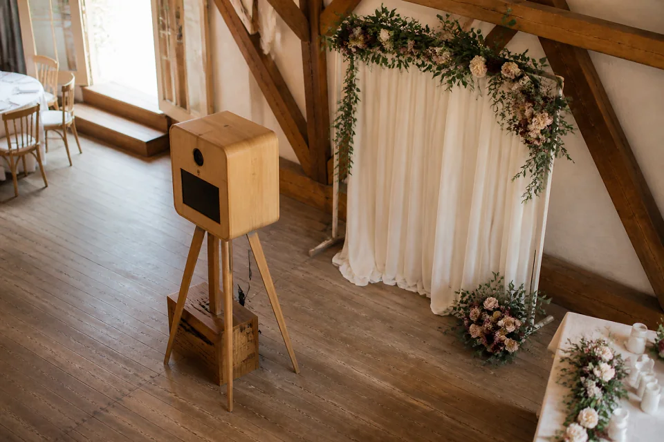Borne photo installée pour une réception de mariage — illustration générée par IA