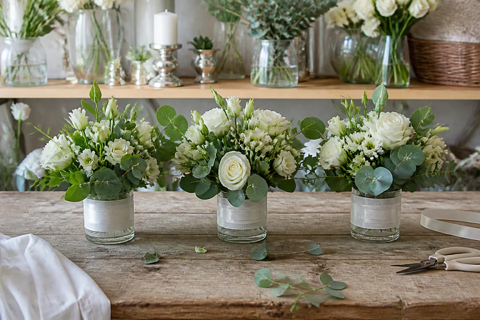 Préparation florale pour un mariage — illustration générée par IA