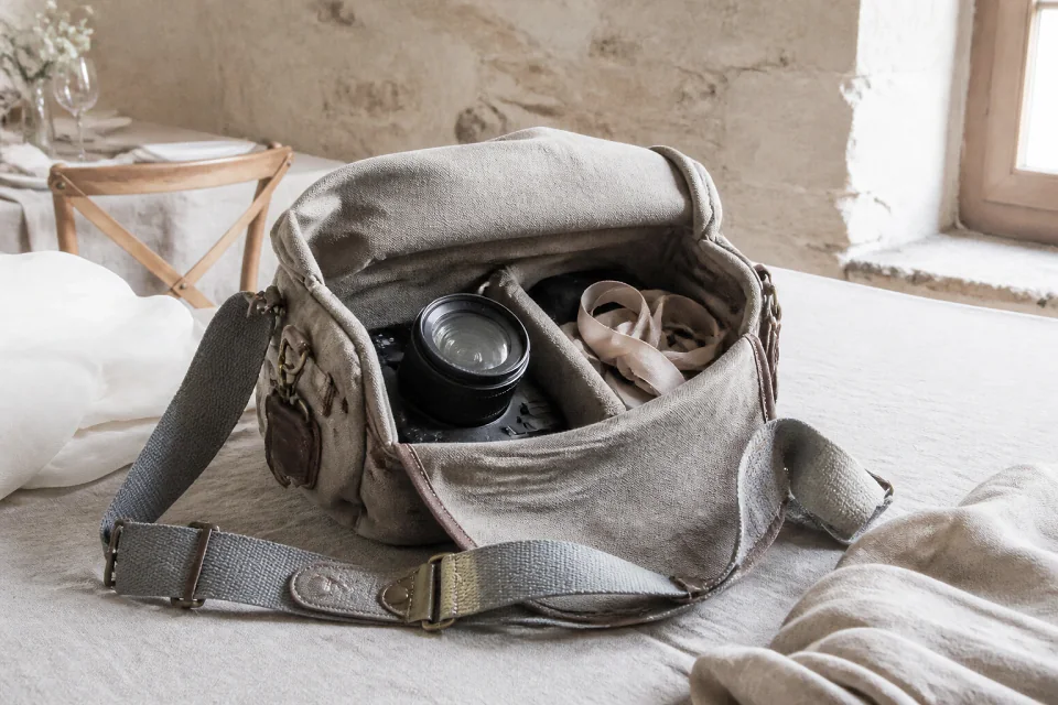 Appareil photo et accessoires de reportage de mariage — illustration générée par IA