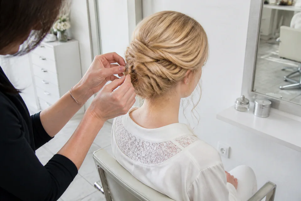 Coiffure de cérémonie vue pendant la préparation — illustration générée par IA