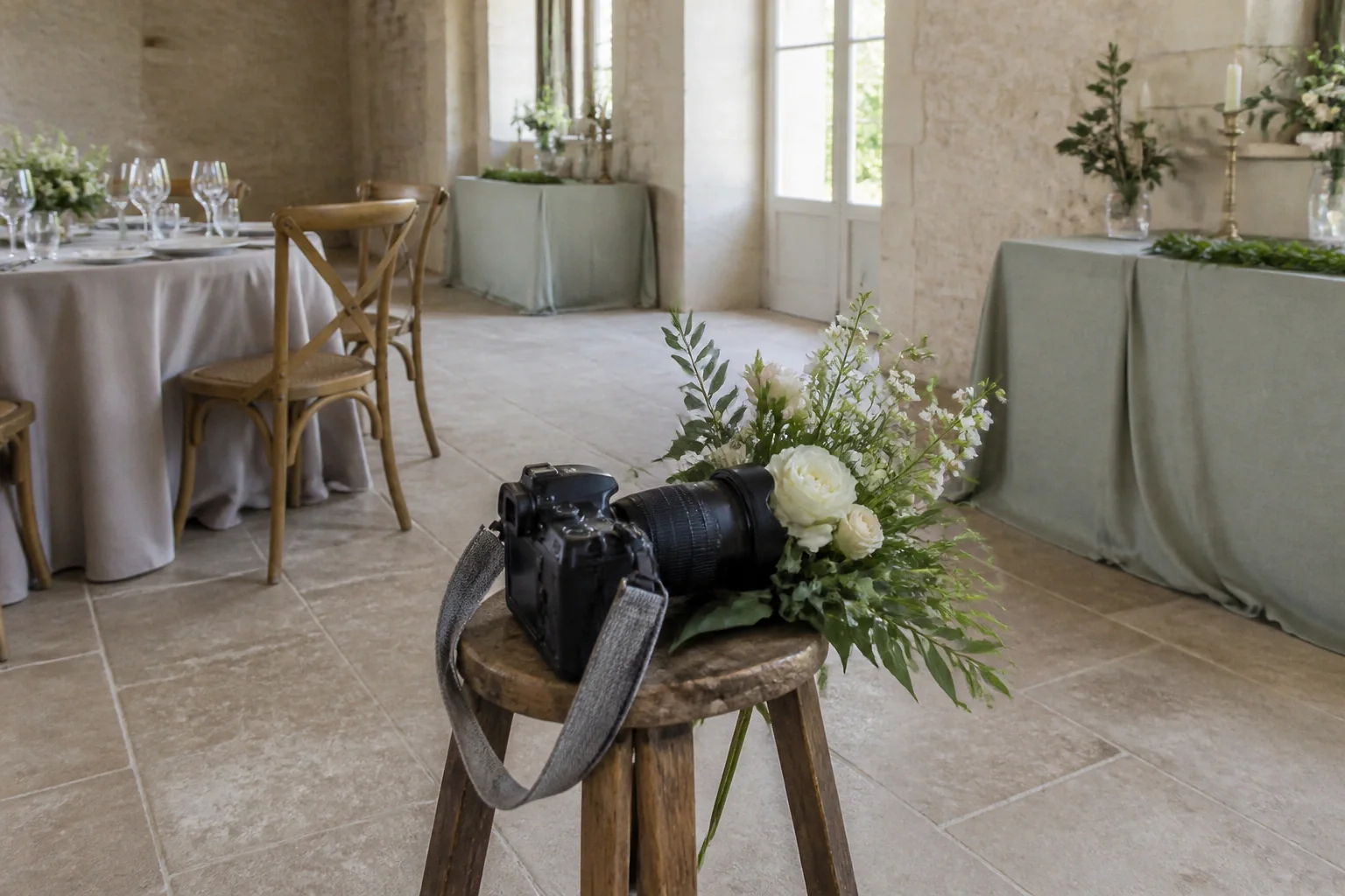 Appareil photo et accessoires de reportage de mariage — illustration générée par IA