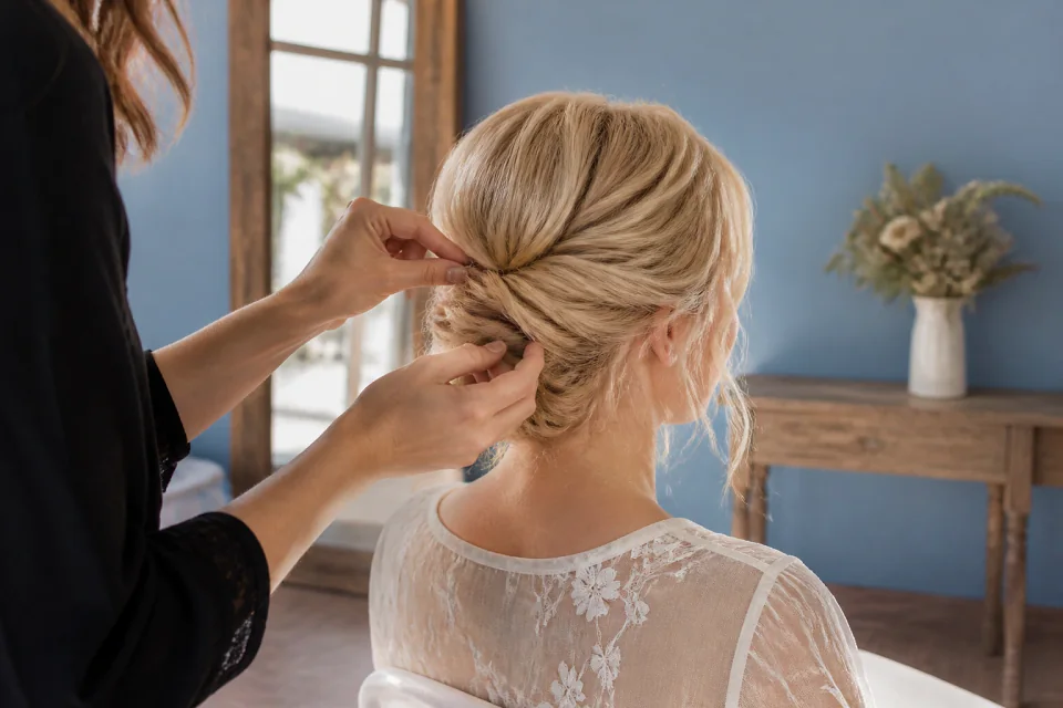 Coiffure de cérémonie vue pendant la préparation — illustration générée par IA
